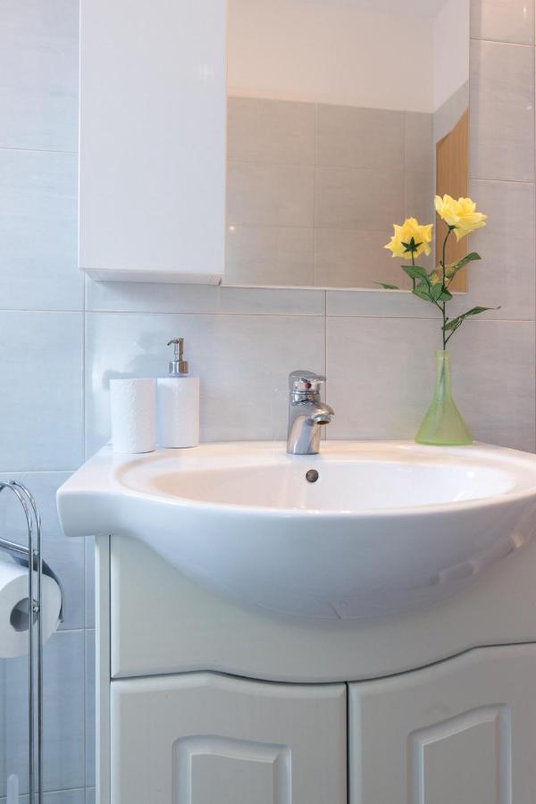 Apartments Mirjana * Central Location And Close To Beach Punat Exterior foto